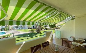 Casa adosada con porche, piscina y pista de pádel, junto al campo de golf